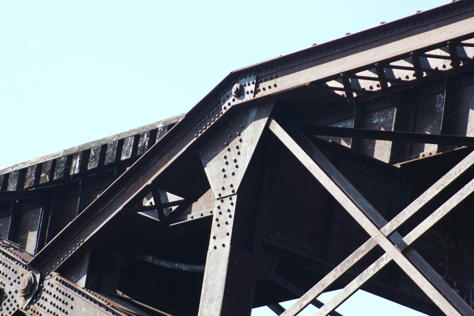 Upper connection at hinge panel